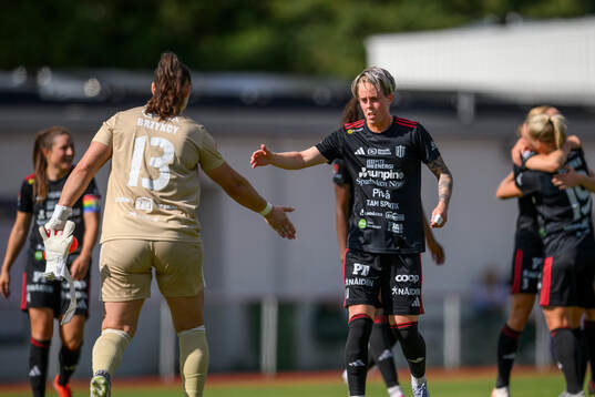 Piteås målvakt Lauren Brzykcy , Cecilia Edlund och