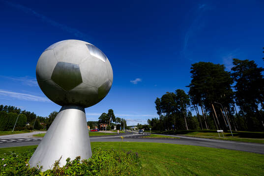 Fotboll i rondell innan Stora Valla