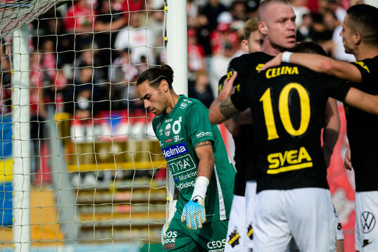 Degerfors målvakt Matvei Igonen deppar