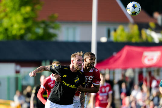 AIKs John Guidetti och Degerfors Leon Hien