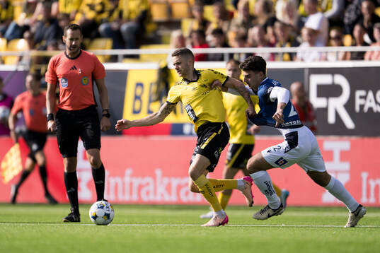 Elfsborgs Julius Magnusson och Halmstads Bleon Kurtulus