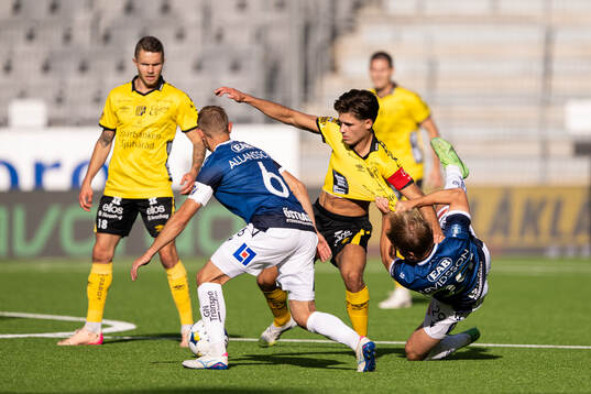 Elfsborgs Besfort Zeneli och Halmstads Ludvig Arvidsson