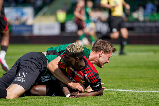 Östersunds Assiedou Yannick Armel Adjoumani och Varbergs