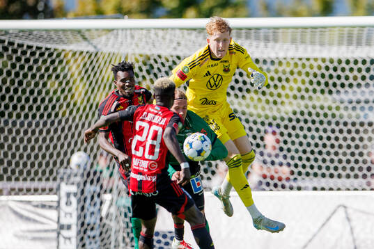Östersunds målvakt Rasmus Forsell river ner Varbergs