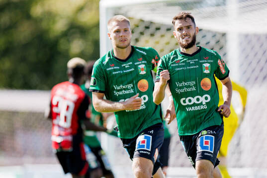 Varbergs Gustav Broman och Laorent Shabani jublar