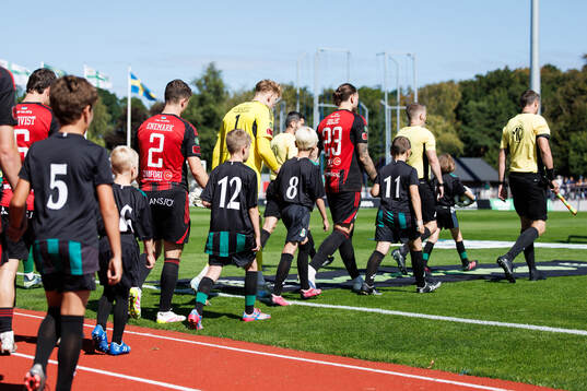 Spelarna kommer in på planen