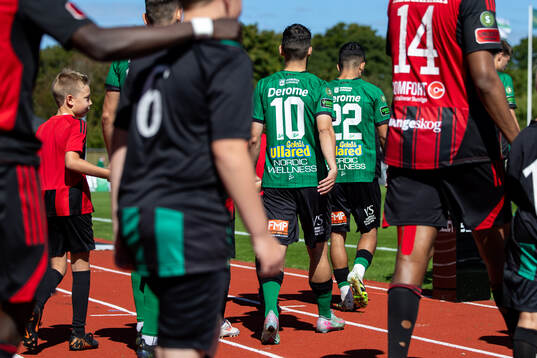 Spelarna på väg in
