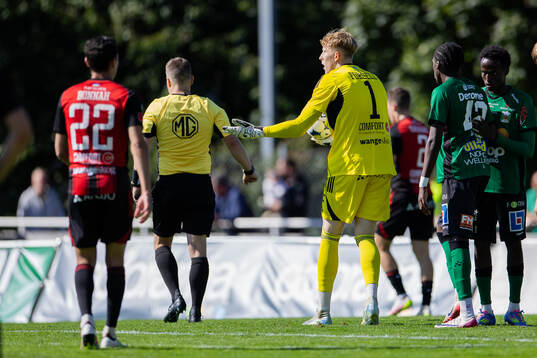 Östersunds målvakt Rasmus Forsell reagerar