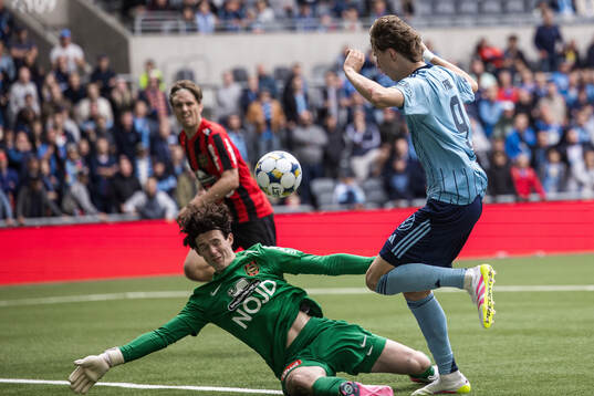 Brommapojkarnas målvakt Leo Cavallius och Djurgårdens