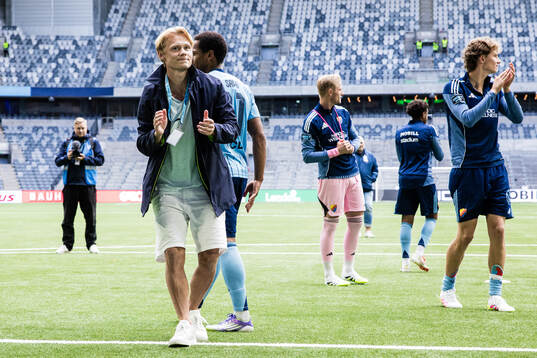 Djurgårdens Tobias Gulliksen applåderar publiken