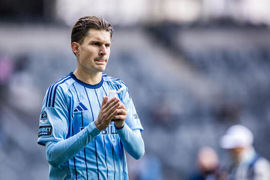Djurgårdens Nino Zugelj applåderar publiken