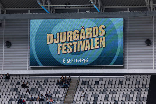 En ljusskylt annonserar om Djurgårdsfestivalen