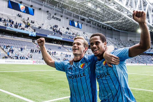 Djurgårdens Hampus Finndell och Zakaria Sawo jublar