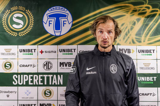 Landskronas tränare Robin Asterhed på en presskonferens