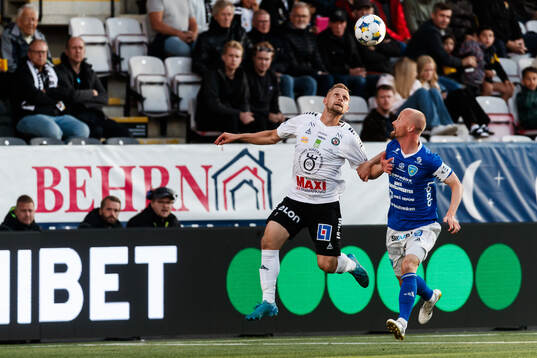 Örebros Erik Andersson och Umeå FCs Stefan Lindmark