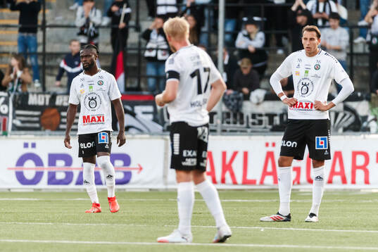 Örebros Joseph Baffoe och Melvin Bajrovic deppar