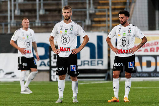 Örebros Hampus Söderström och Örebros Simon Amin deppar