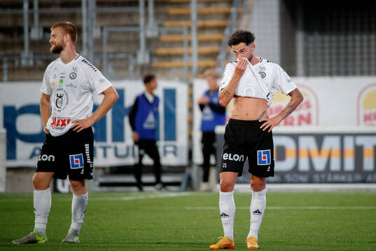 Örebros Simon Amin deppar fotbollsmatchen i Superettan