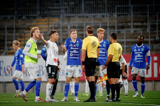 Spelarna missnöjda med att domaren blåste av matchen