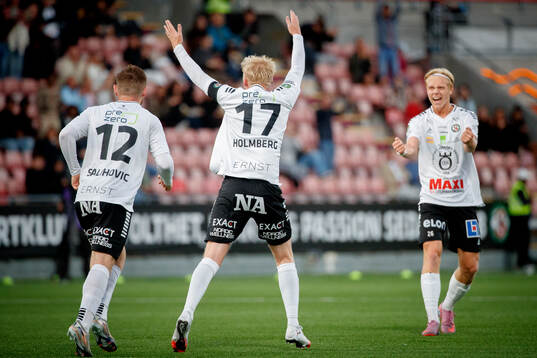Örebros Karl Holmberg gör 1-1 och jublar med Dino