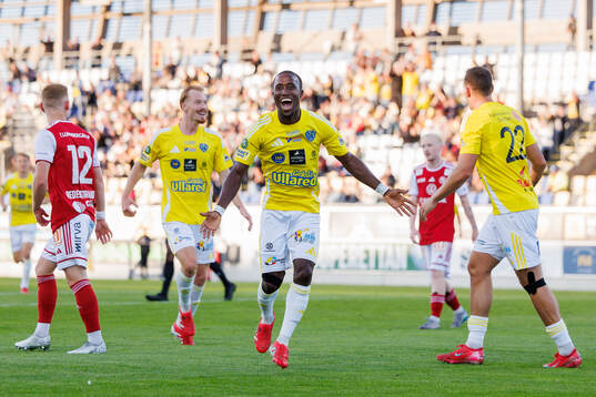 Falkenbergs Wanbe Godwin Aguda jublar
