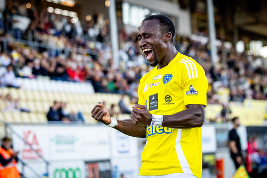 Falkenbergs Wanbe Godwin Aguda jublar