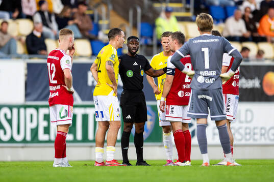 Domare Fredrik Oppong