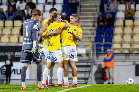 Falkenbergs spelare jublar