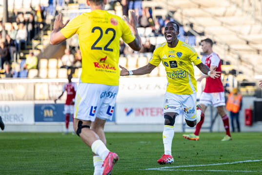 Falkenbergs Wanbe Godwin Aguda jublar