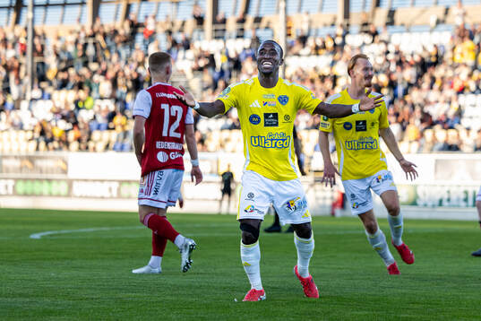 Falkenbergs Wanbe Godwin Aguda jublar