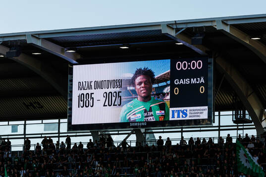 Razak Omotoyossi hedras med en tyst minut
