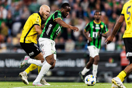 Mjällbys Viktor Gustafson och GAIS Shalom Ekong