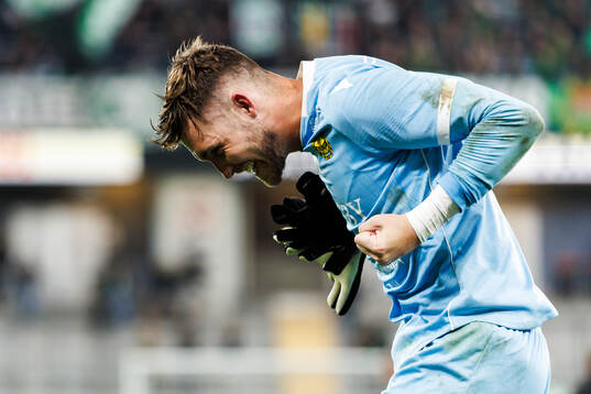 Mjällbys målvakt Noel Törnqvist jublar