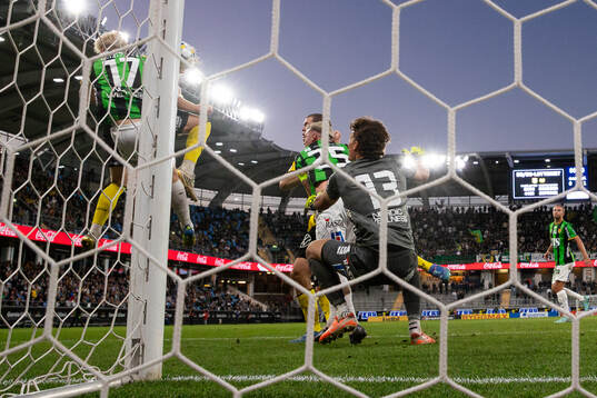 Mjällbys Herman Johansson nickar in 0-2 i mål bakom GAIS