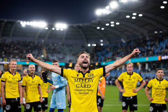 Mjällbys Axel Norén jublar framför supportrarna