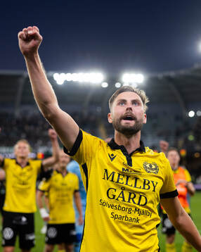 Mjällbys Axel Norén jublar framför supportrarna
