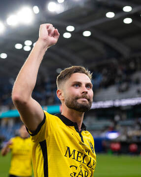Mjällbys Axel Norén jublar framför supportrarna