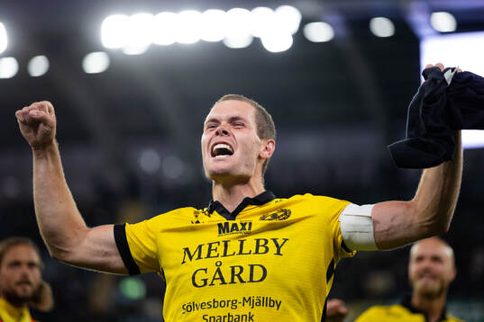 Mjällbys Jacob Bergström jublar framför supportrarna