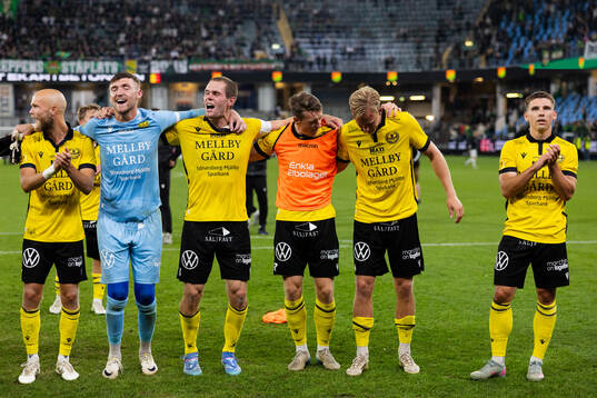 Mjällbys spelare jublar framför supportrarna