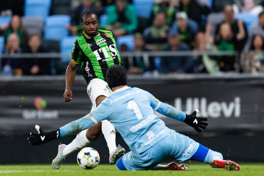 GAIS Shalom Ekong mot Mjällbys målvakt Noel Törnqvist