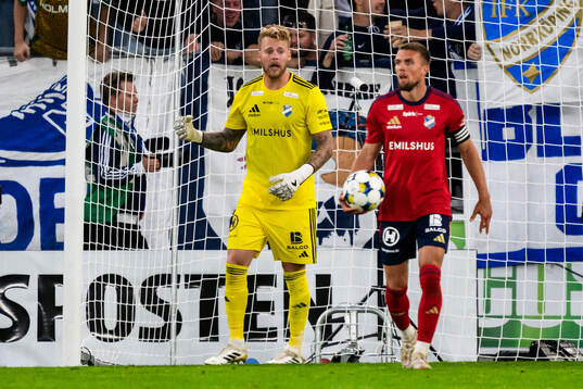 Östers målvakt Robin Wallinder deppar