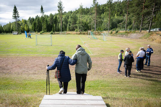 Pensionär får hjälp nedför en trapp