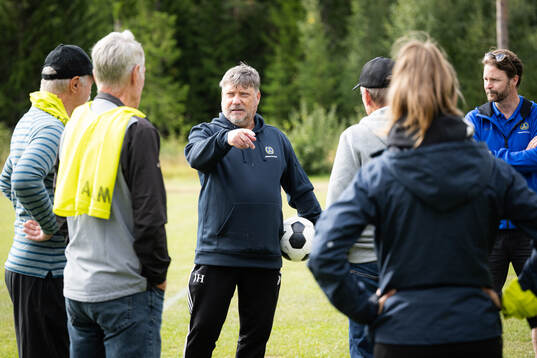 Pensionärer provar gåfotboll