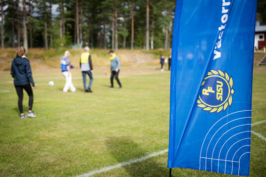 Pensionärer provar gåfotboll