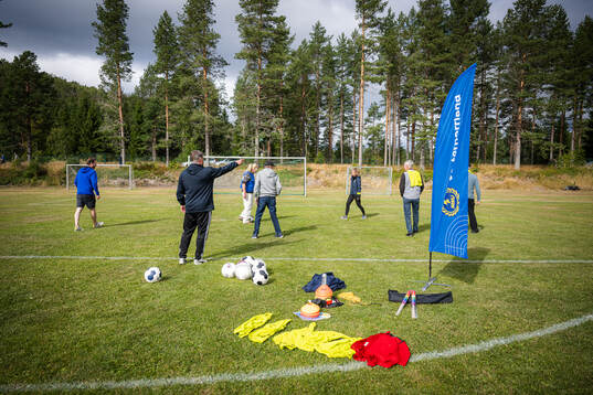 Pensionärer provar gåfotboll