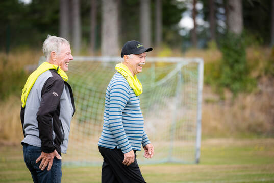 Pensionärer provar gåfotboll