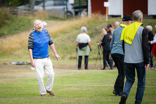 Pensionärer provar gåfotboll