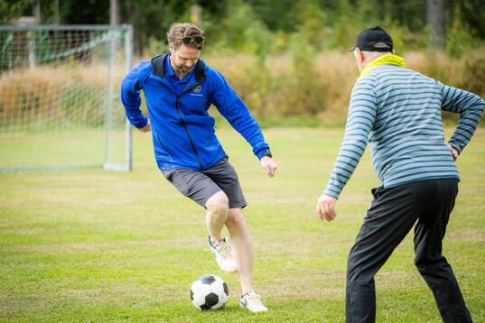 Mattias Aamisepp spelar gåfotboll med pensionärer