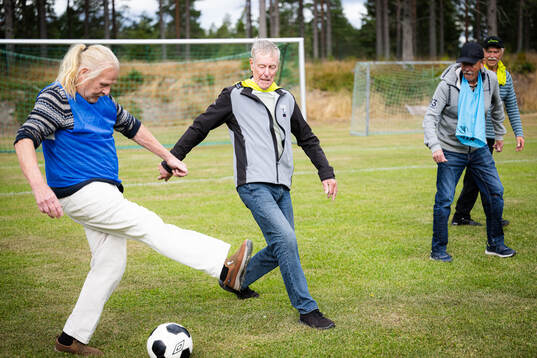 Pensionärer provar gåfotboll