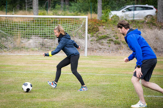 Madeleine Svensson spelar gåfotboll med pensionärer